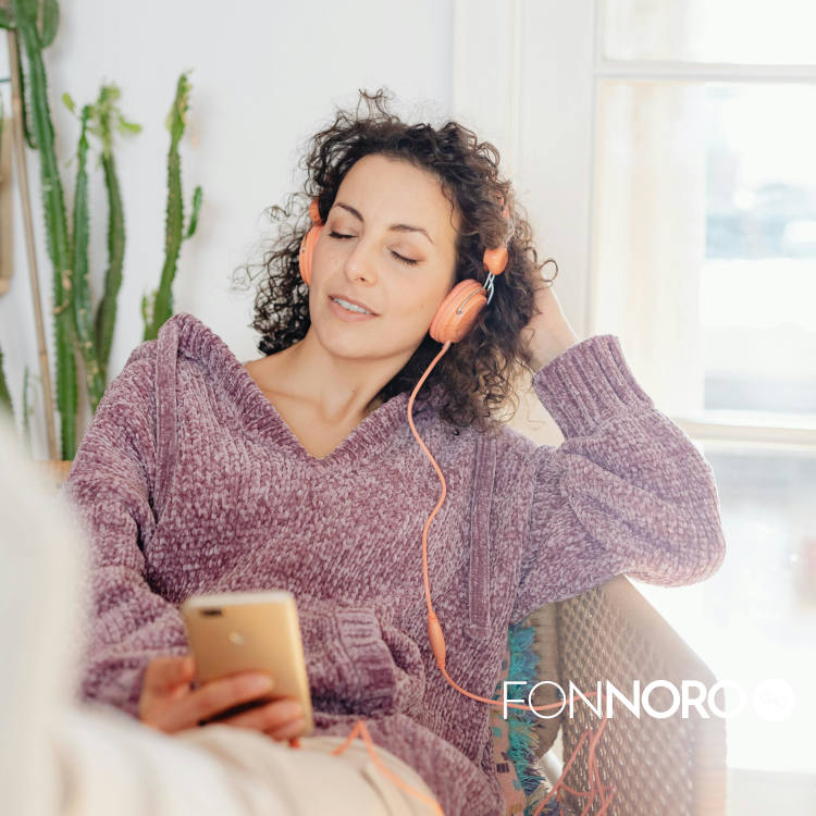 Mujer escuchando música